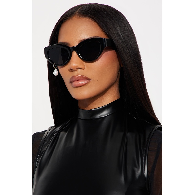 Petite Pearl Cat Eye Sunglasses – Black