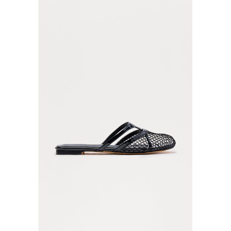 Roxie Fishnet Flip Flops – Black