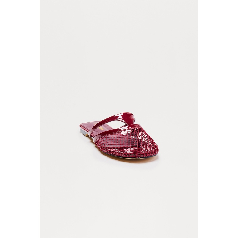 Roxie Fishnet Flip Flops – Burgundy