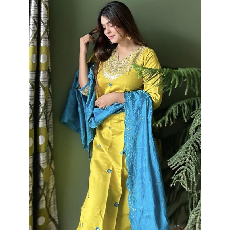 VredeVogel Floral Embroidered V-Neck Thread Work Straight Kurta With Trouser And Dupatta