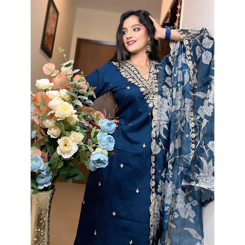 VredeVogel Women Ethnic Motifs Embroidered Regular Kurta with Trousers & With Dupatta