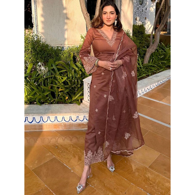 DIVASTRI Floral Embroidered Thread Work Straight Kurta With Trousers & Dupatta