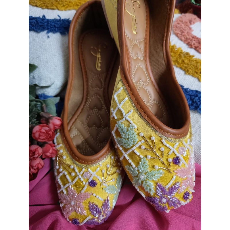 Sangria Women Embellished Atistica Mojaris