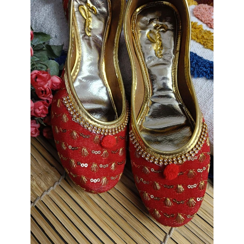 Sangria Women Embellished Mojaris