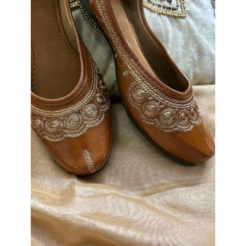 DESI COLOUR Women Woven Design Ethnic Embellished Mojaris Flats