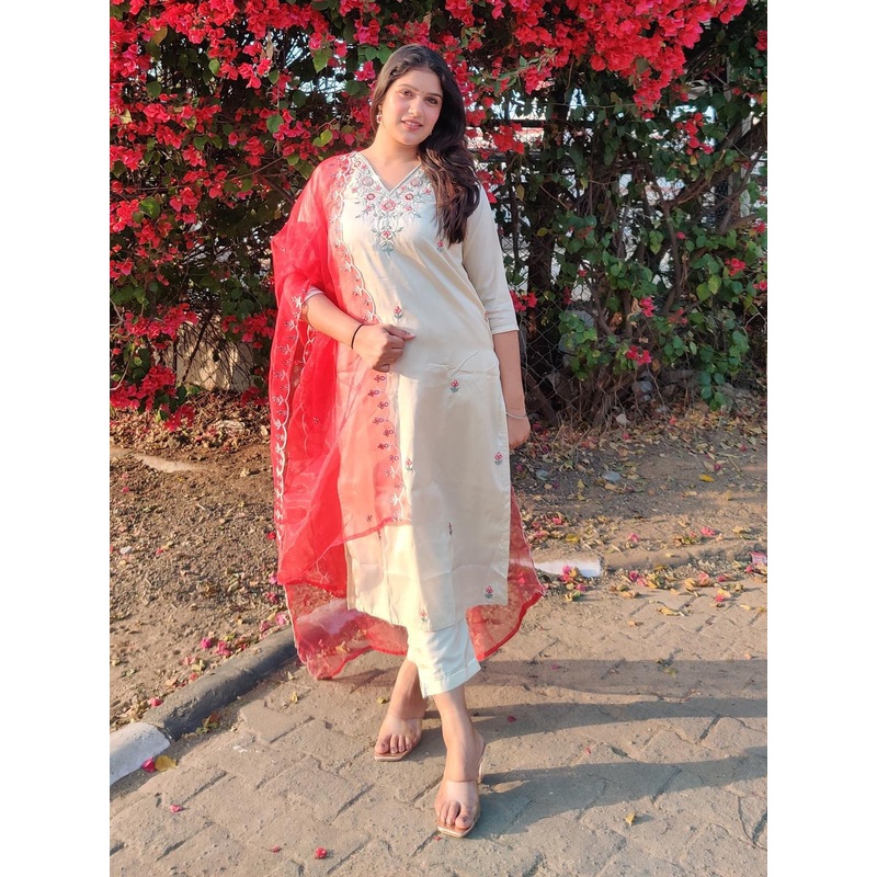 VredeVogel Women Floral Embroidered Regular Kurta with Trousers & With Dupatta