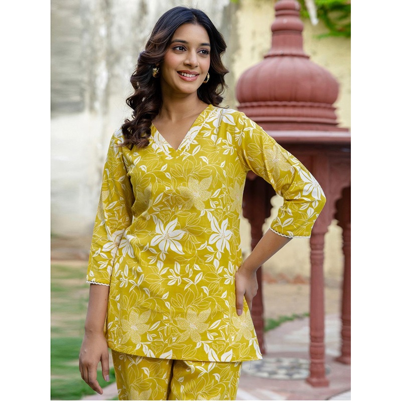 Skylee Pop Women Floral Printed Kurta with Trouser