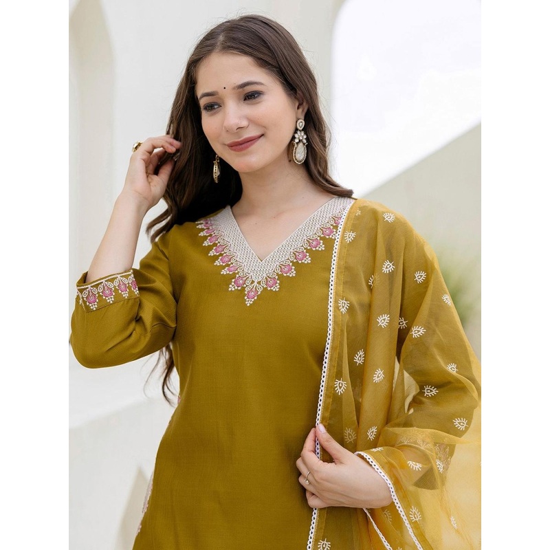 Skylee Pop Ethnic Motifs Embroidered Thread Work Kurta With Trousers & Dupatta