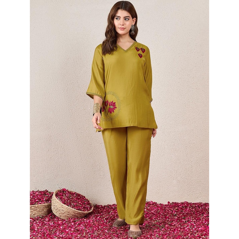 Skylee Pop Ethnic Motifs Embroidered V-Neck Thread Work Straight Kurta With Trousers