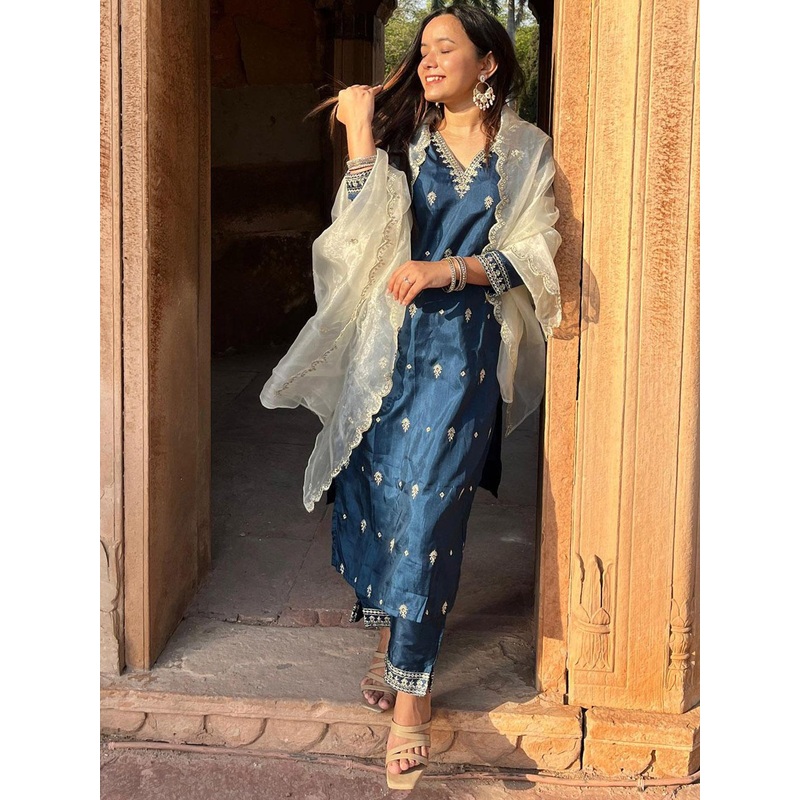 VredeVogel Ethnic Motifs Embroidered Thread Work Kurta With Trousers & Dupatta