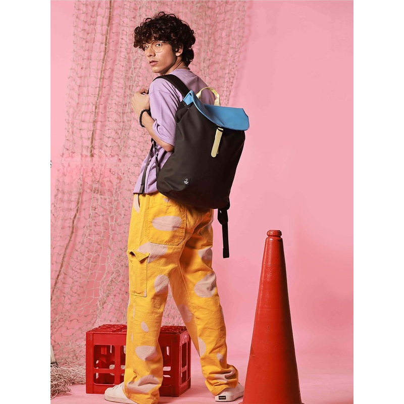 Nasher Miles Soho 25 L Water Resistant Top-Open Padded Polyurethane Black Laptop Backpack