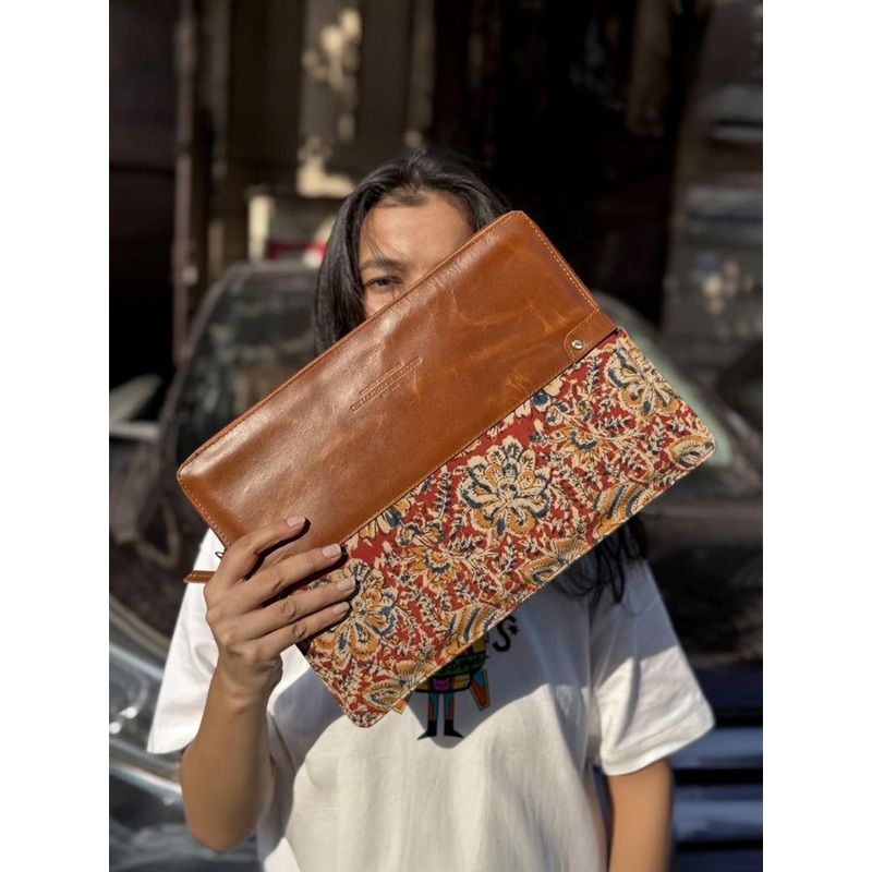 the leather warehouse Unisex Printed Leather Laptop Sleeve