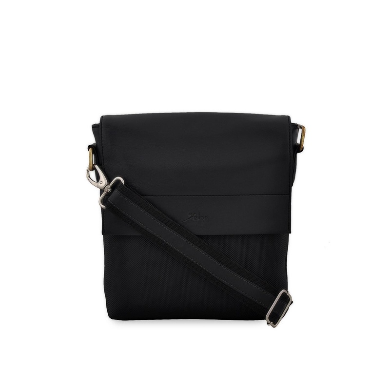 yelloe Men Black Solid Messenger Bag