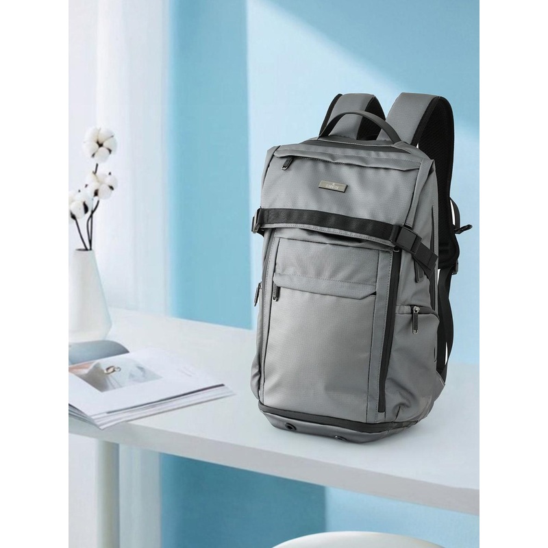 THE CLOWNFISH Expedition Unisex Backpack with USB Charging Port
