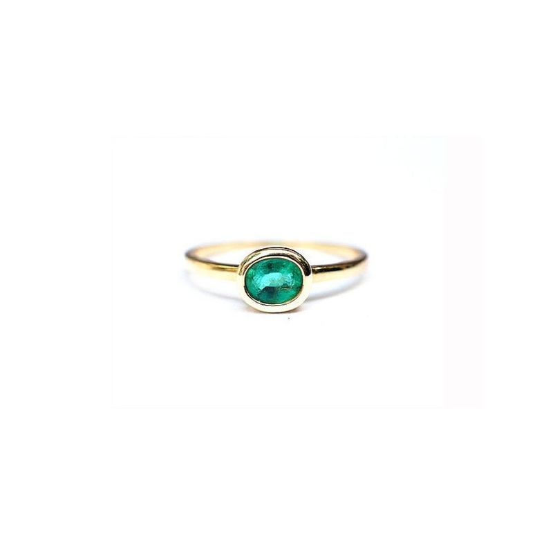 RAVIOUR LIFESTYLE Gold-Plated 5.25 Ratti Emerald Stone Studded Finger Ring